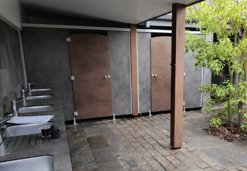 Les installations sanitaires dans un camping sont essentielles pour garantir un séjour agréable.