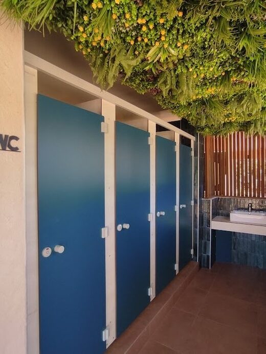 Fourniture de cloisons sanitaires &amp; Cabines WC pour collectivité, campings, ERP