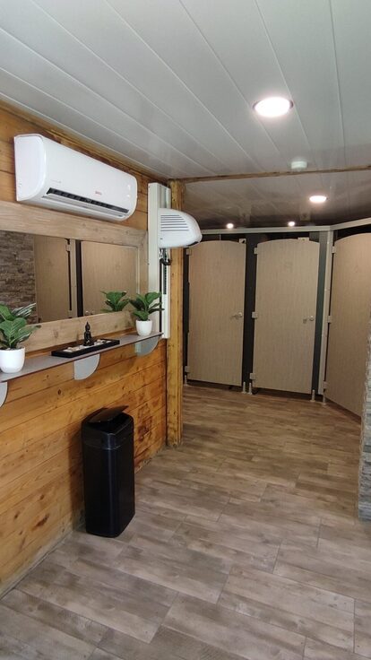 Fourniture de cloisons sanitaires &amp; Cabines WC pour collectivité, campings, ERP