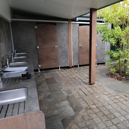 Les installations sanitaires dans un camping sont essentielles pour garantir un séjour agréable.