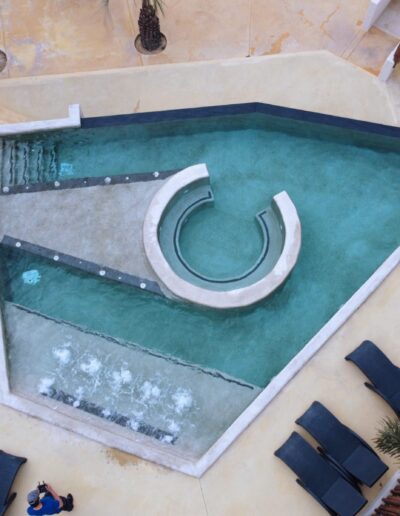 piscine spa avec bain à remous et ilot